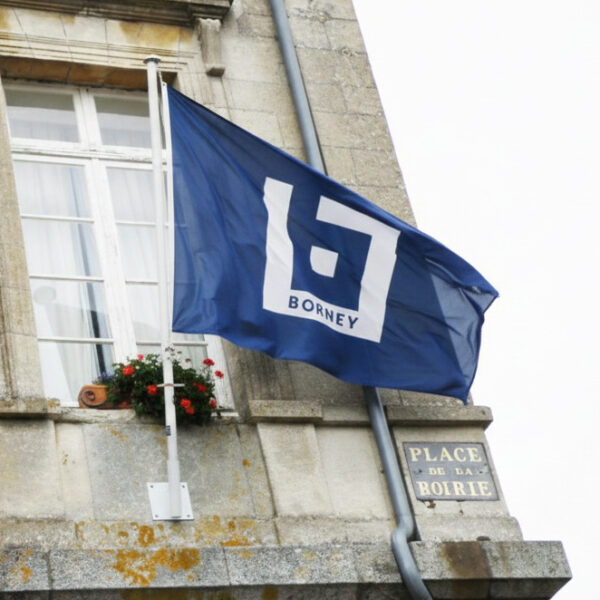 Fixations murales avec mâts