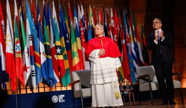 Des drapeaux Borney à l’UNESCO lors de la visite du pape Léon XIV