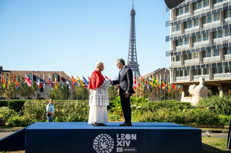 Des drapeaux Borney à l’UNESCO lors de la visite du pape Léon XIV